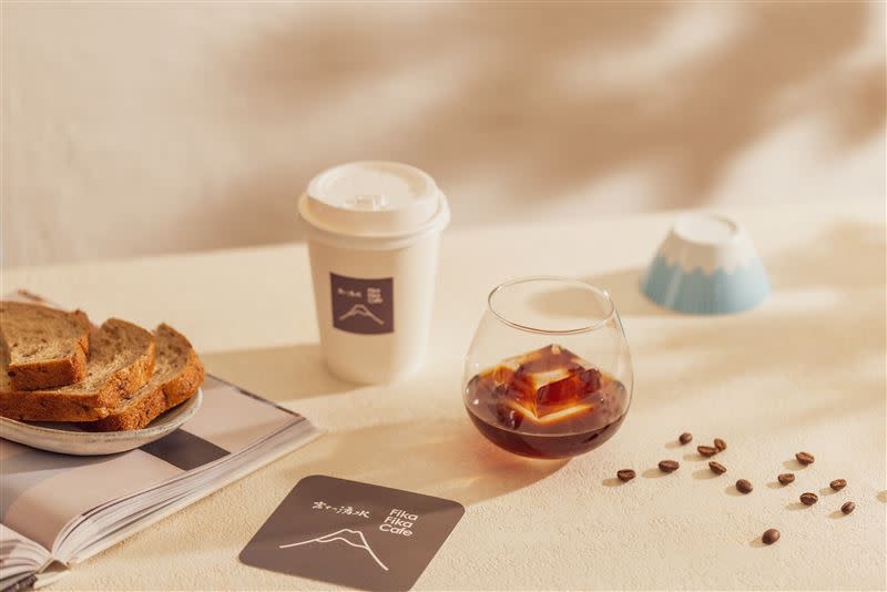 「富士の湧水」與Fika Fika Cafe跨界推出聯名咖啡「富士山泉冰釀咖啡」。（圖／品牌業者提供）