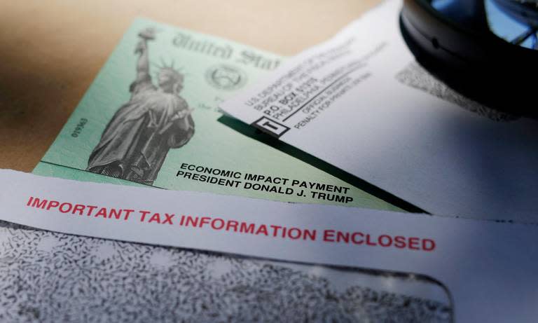 El nombre del presidente Donald Trump en un cheque de estímulo emitido por el IRS para ayudar a combatir los efectos económicos adversos del brote de COVID-19. (Archivo)