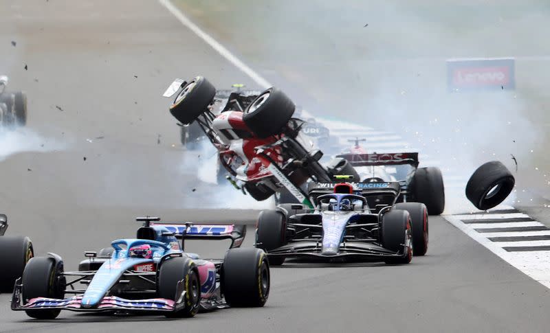 Foto del domingo del accidente del Alfa Romeo del chino Guanyu Zhou al inicio del GP Británico de la F1