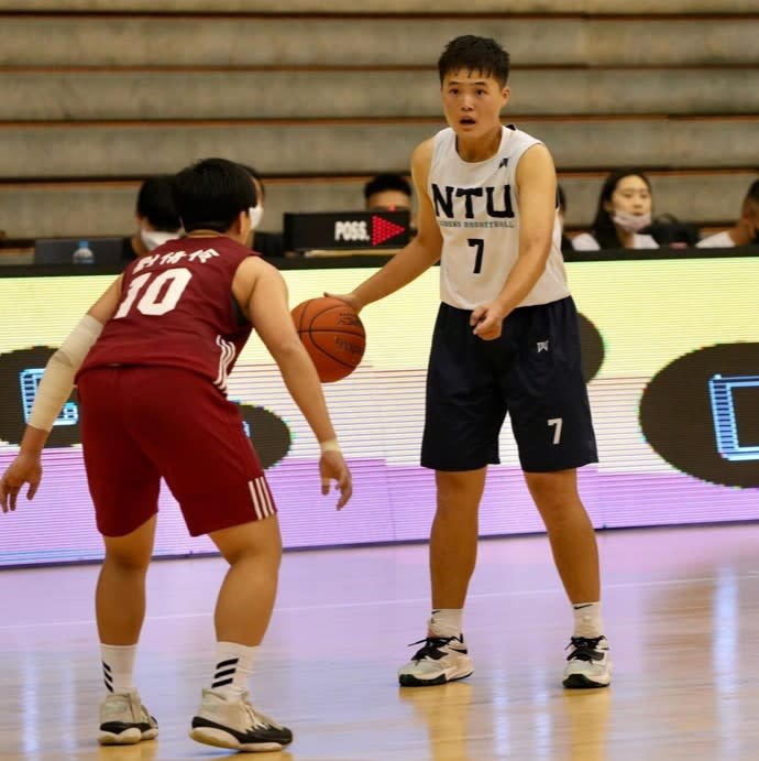 台大看板球星經濟系大四高材生吳瑋茹幾乎每場都拚近40分鐘且校長兼敲鐘啥都得做。大會提供