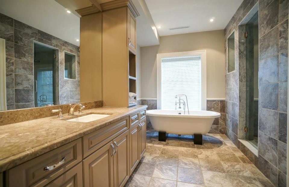 <p>There are seven bathrooms in the home, although the master suite definitely offers the best view. (Listing via <span>Royal LePage</span>) </p>