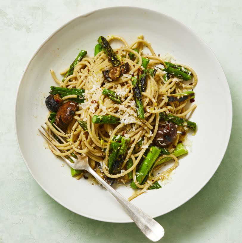 Whole-Wheat Spaghetti with Grilled Asparagus and Scallions