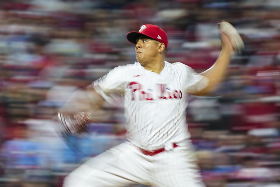 El venezolano Ranger Suárez, de los Filis de Filadelfia, lanza en el tercer juego de la Serie Mundial ante los Astros de Houston, el martes 1 de noviembre de 2022 (AP Foto/David J. Phillip)