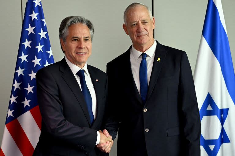 Esta foto difundida por la embajada de EE.UU. en Israel muestra al secretario de Estado de EE.UU., Antony Blinken (izq.), posando para una foto con el presidente del Partido de Unidad Nacional de Israel, Benny Gantz, un ex jefe del ejército israelí centrista que abandonó el gabinete de guerra hace dos días, durante su reunión en Tel Aviv, el 11 de junio de 2024.