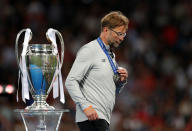 <p>Für Jürgen Klopp reichte es erneut nicht zum Sieg der Champions League. Bereits im Jahr 2013 war er im Finale – damals noch als Trainer von Borussia Dortmund – Bayern München unterlegen. In einem ersten Statement nach dem Spiel kritisierte Klopp die „Wrestling-Einlage“ von Sergio Ramos, wegen der Mo Salah verletzt ausschied. Über die schlechte Leistung seines Torwarts Karius sagte Klopp: „Das wünscht man seinem schlimmsten Feind nicht. Ganz hart, aber so ist das Leben“. (Bild: Reuters) </p>