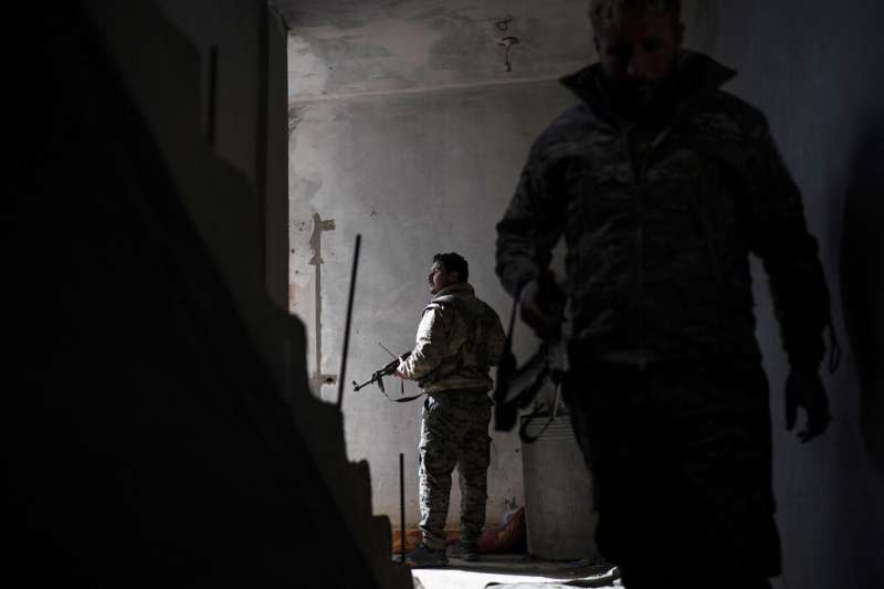 「敘利亞民主軍」的戰士在巴古茲鎮圍剿「伊斯蘭國」在敘利亞境內的殘存勢力。（美聯社）