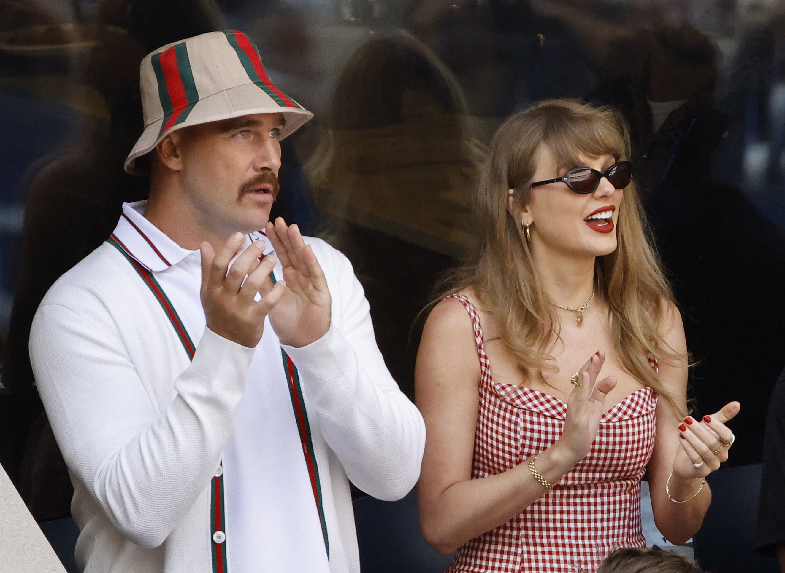 La cantante Taylor Swift y Travis Kelce de los Kansas City Chiefs durante el partido final entre el italiano Jannik Sinner y Taylor Fritz de EE.UU. en el US Open de tenis REUTERS/Eduardo Munoz