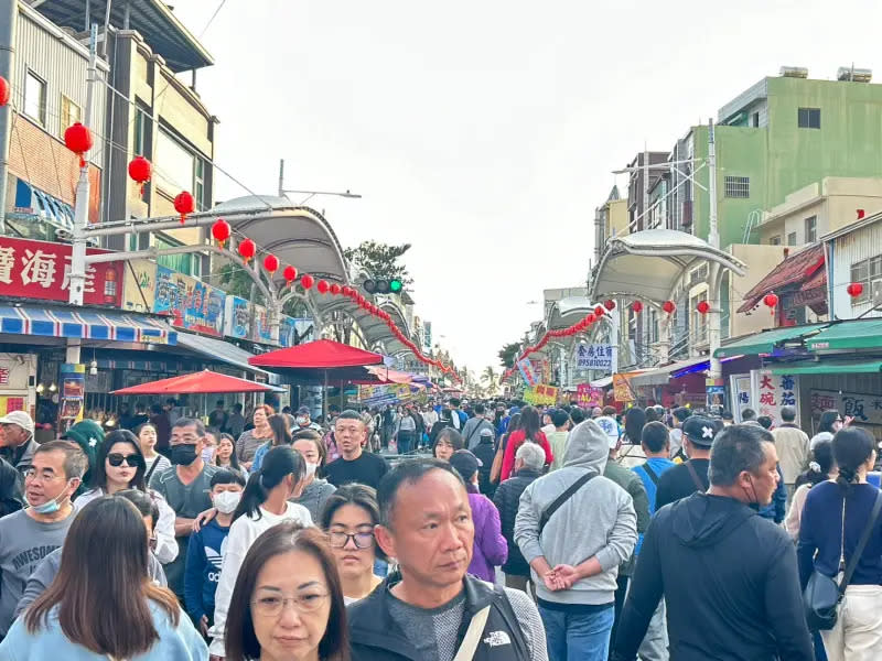 ▲春節假期加上市府舉辦活動，為旗津海產街帶來滿滿人潮。(圖／高市府提供)