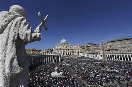 Faithful attend the Easter mass led by Pope Francis in Saint Peter's Square at the Vatican April 20, 2014. REUTERS/Alessandro Bianchi