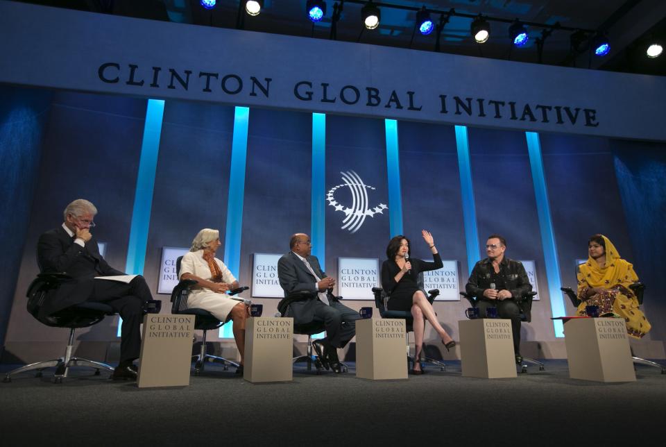 From Left, Former U.S. President Bill Clinton; Managing Director of the International Monetary Fund, Christine Lagarde; Founder of the Mo Ibrahim Foundation, Mo Ibrahim; the chief operating officer (COO) of Facebook, Sheryl Sandberg; lead singer of the Irish rock group U2, Bono; and the Founder of Giving Women Wings in Pakistan, Khalida Brohi, attend the Clinton Global Initiative 2013 (CGI) in New York September 24, 2013. REUTERS/Lucas Jackson (UNITED STATES - Tags: POLITICS ENTERTAINMENT BUSINESS SOCIETY)