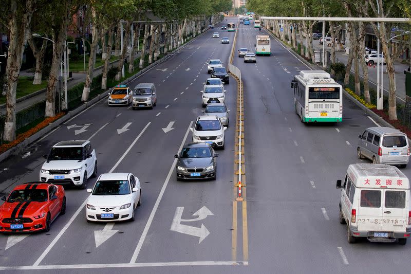 Foto del jueves de autos en una calle de Wuhan, luego de que se levantara la cuarentena por coronavirus