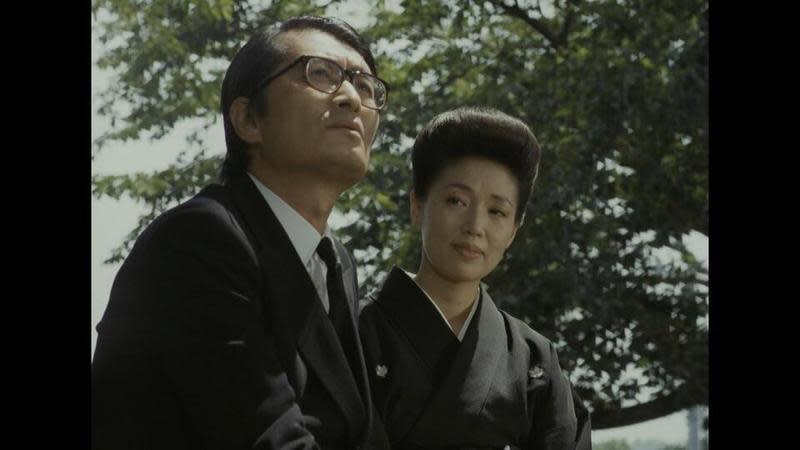 伊丹十三執導的《葬禮》首度在台灣商業映演，宮本信子（右）和山崎努（左）在片中飾演一對夫妻。  （ 台北双喜電影提供）