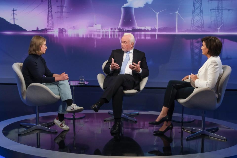 Am Montagabend diskutierte Sandra Maischberger (rechts) mit der Bundessprecherin der Grünen Jugend, Svenja Appuhn, und FDP-Vize Wolfgang Kubicki auch über die Zukunft der Ampelkoalition. (Bild: WDR / Oliver Ziebe)