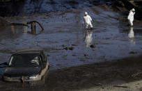 <p>A work crew cleans up an area of Highway 101 that flooded in Montecito, Calif., Friday, Jan. 12, 2018. (Photo: Marcio Jose Sanchez/AP) </p>