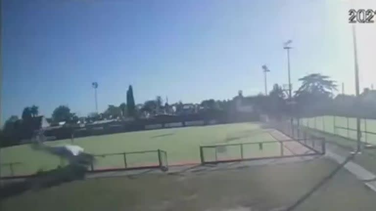 La avioneta volaba sobre la zona haciendo publicidad y aterrizó de emergencia en una cancha de hockey