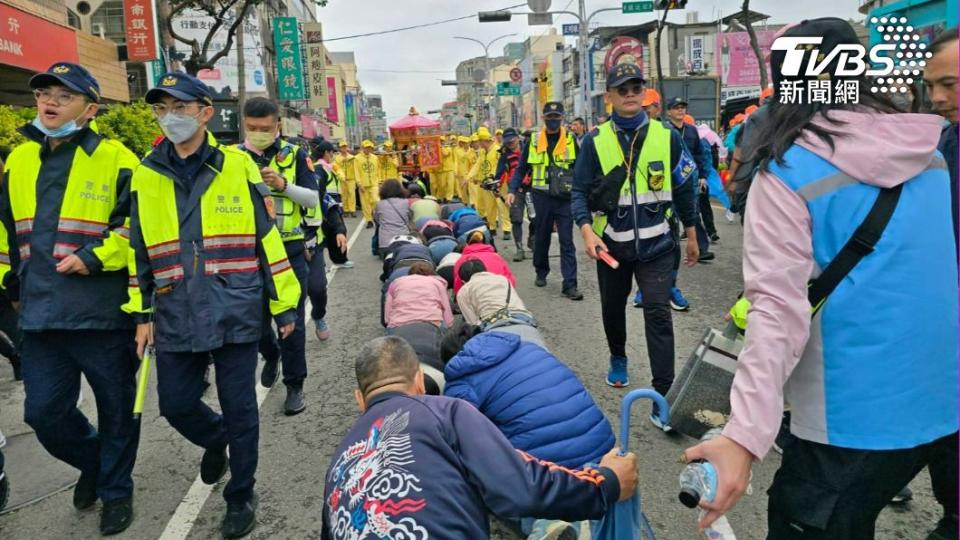 清水分局警方維持鑽轎底的秩序。（圖/TVBS）