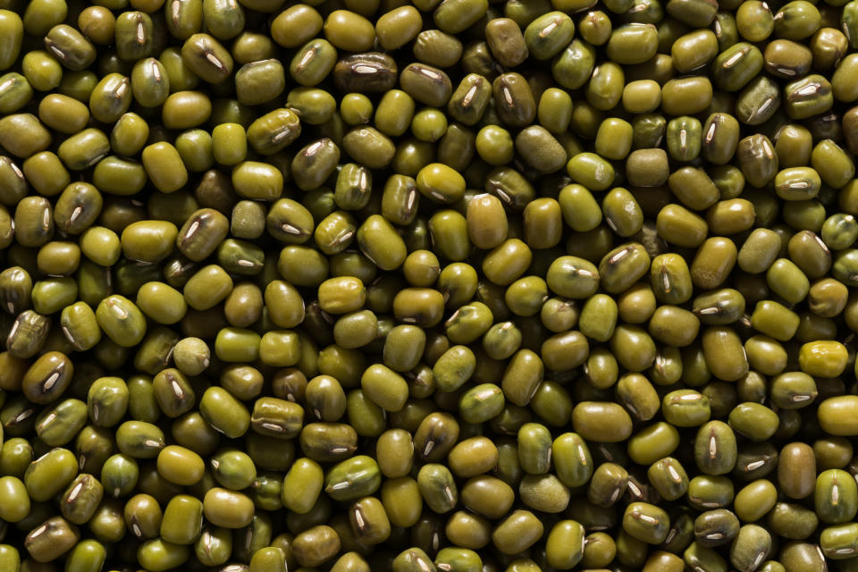 綠豆未發芽是澱粉，所以不宜當作蔬菜，進而過量攝取。（圖／Getty Images）