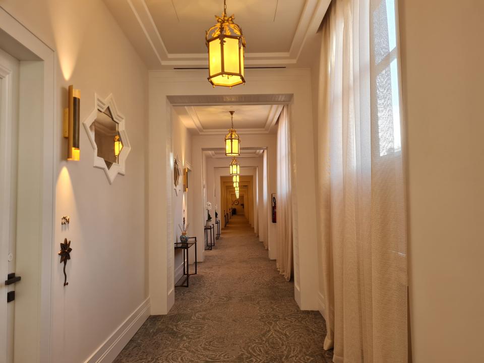 white lotus hotel room hallway