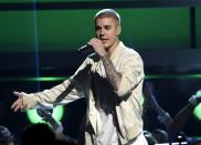 <p>Wenn Bieber 25.000 Karten für jeweils ein abgesagtes Konzert in Toronto, die am 5. Und 6. September stattfinden sollten, in den USA zu einem durchschnittlichen Ticketpreis verkauft hat, macht das 4.660.500 Euro an Einnahmen aus dem Kartenvorverkauf.<br><br> (Justin Bieber trat bei den Billboard Music Awards in Las Vegas am 22. Mai 2016 auf / Canadian Press) </p>