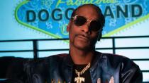Disney+ taucht im Juli tief ein in die Hip-Hop-Subkultur: Die Doku-Serie "Hip Hop Uncovered" wirft ab 23. Juli einen Blick auf die Genese des Genres zurück und porträtiert die Straßenkultur und ihre Protagonisten um Snoop Dogg (Bild) und Co. Außerdem räumt die Serie mit dem Vorurteil der öffentlichen Kriminalisierung des Genres auf. (Bild: Disney)