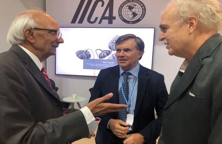 Rattan Lai, experto en suelos, con Manuel Otero, director del IICA, y Carlos Nobre,  científico brasileño