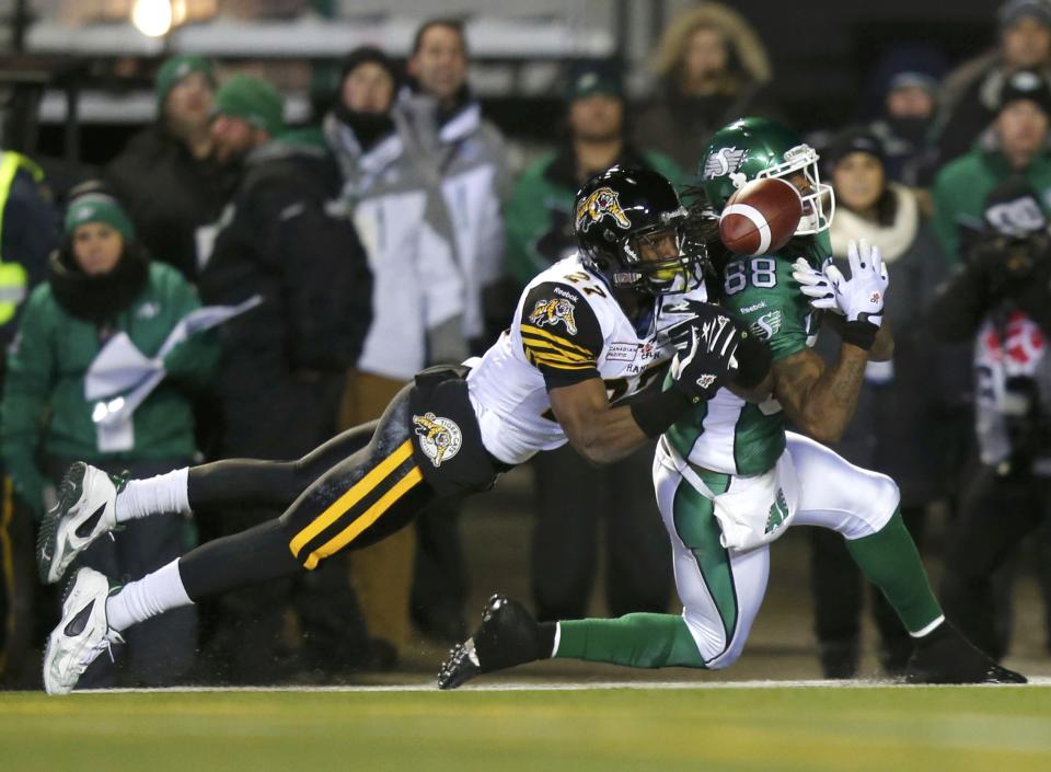 Hamilton Tiger-Cats Delvin Breaux (27) breaks up a pass intended for Saskatchewan Roughriders Taj Smith (88) during the first half of the CFL's 101st Grey Cup championship football game in Regina, Saskatchewan November 24, 2013. REUTERS/Todd Korol (CANADA - Tags: SPORT FOOTBALL)