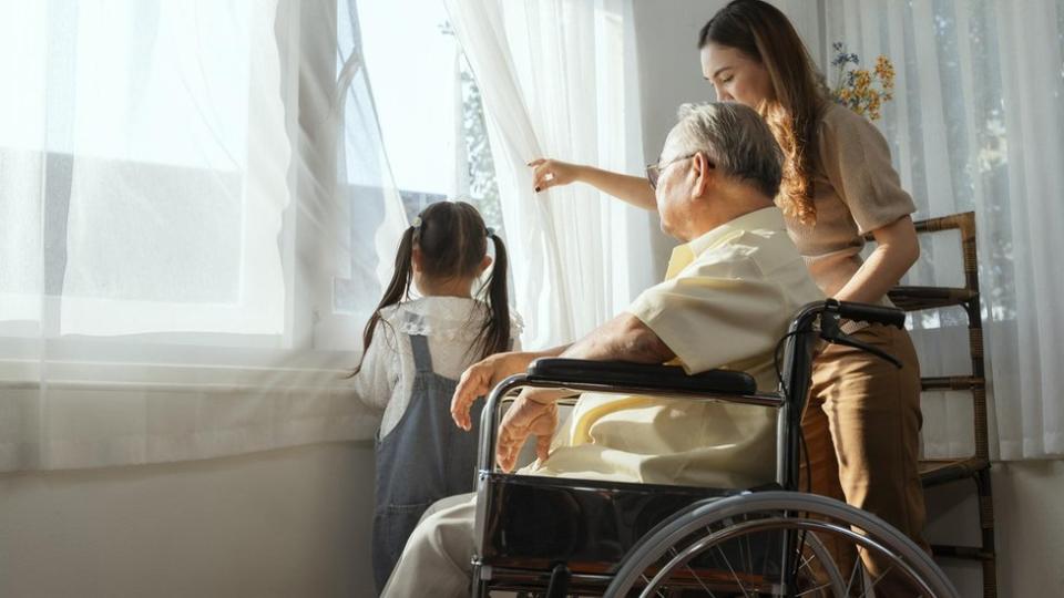 Mujer con una niña y una persona mayor.