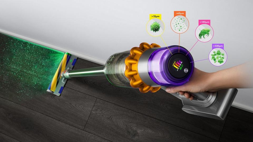 Der kabellose Dyson V15 macht dank spezieller Lichtstrahltechnologie Staubpartikel sichtbar und passt die Saugleistung an. (Foto: Dyson)