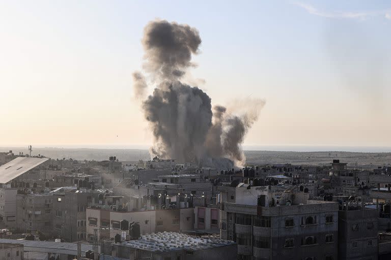 El humo y el polvo se elevan tras un ataque aéreo israelí en Rafah, en el sur de la Franja de Gaza, el 30 de octubre de 2023, en medio de las batallas en curso entre Israel y el grupo palestino Hamás.