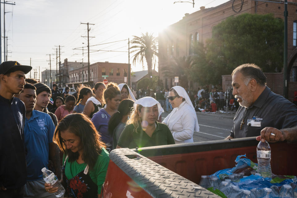 Una fila dentro del Centro de Servicios de Apoyo a Migrantes del condado de El Paso, Texas, el 2 de mayo de 2023. (Justin Hamel/The New York Times).