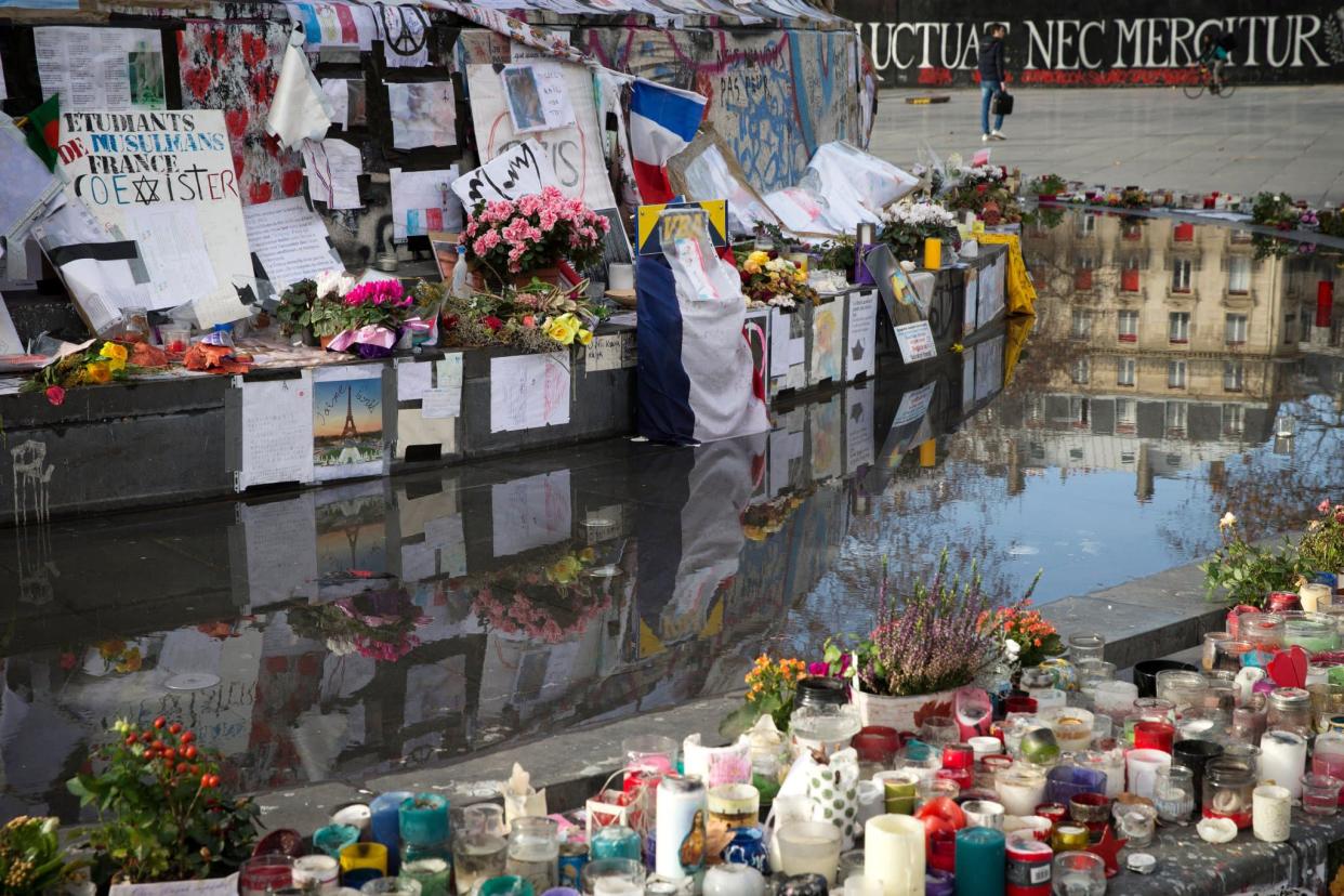 Bougies et fleurs déposées place de la République, à Paris, un an après les attentats de janvier 2015. - JOEL SAGET / AFP