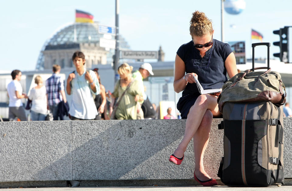 Una turista consulta una guía en Berlín, Alemania. Foto: Adam Berry/Getty Images