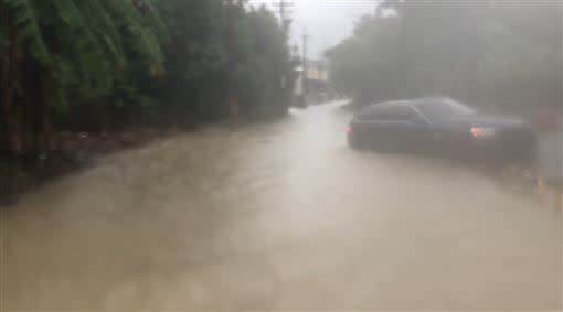 高雄仁武南昌巷淹水狀況，雙B轎車慘泡水拋錨。（圖／翻攝畫面）