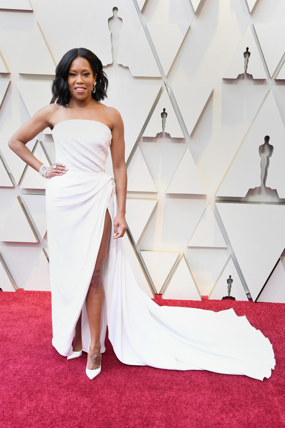 <p>The Best Supporting Actress nominee looked angelic in a white gown with a dramatic train by Oscar de la Renta. <em>[Photo: Getty]</em> </p>