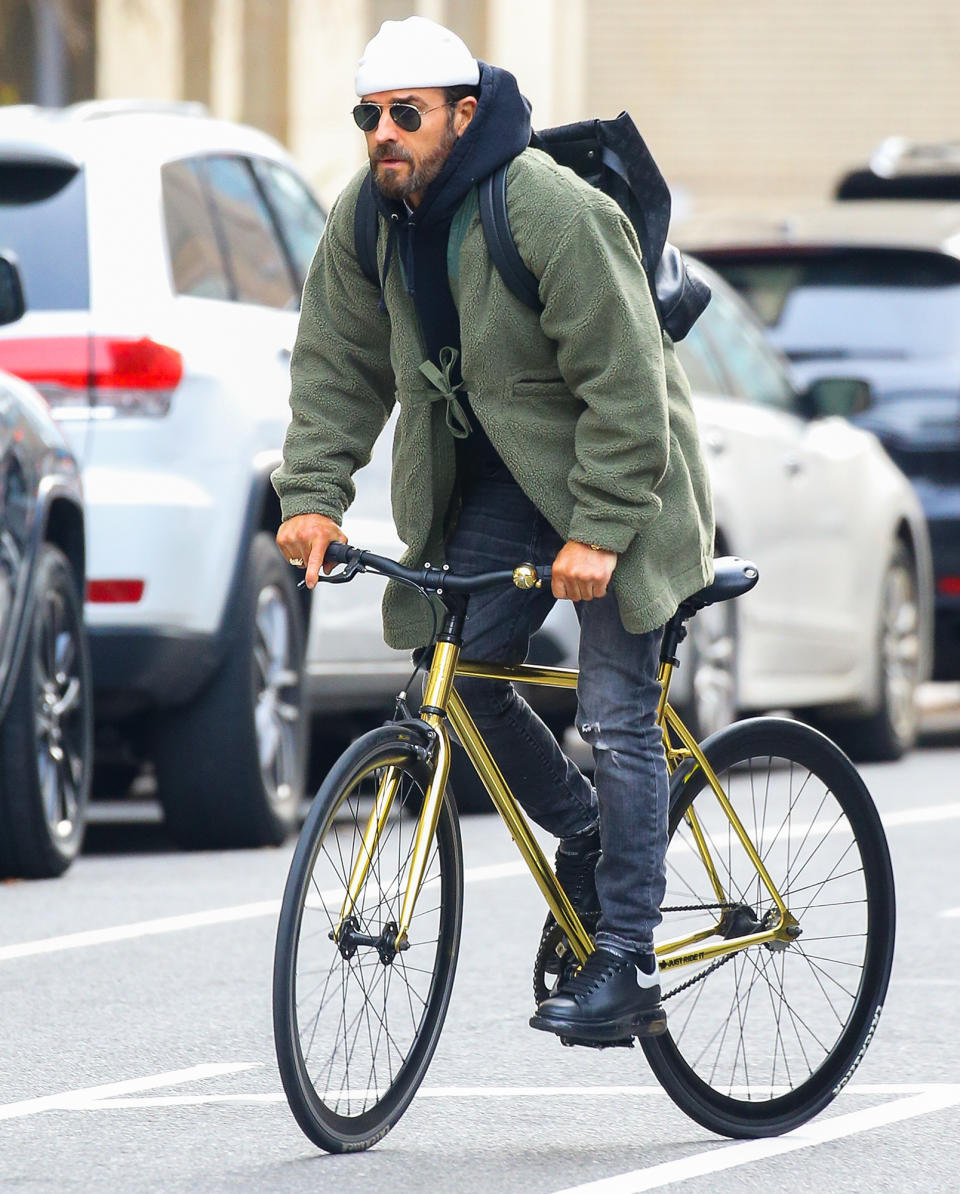 <p>Justin Theroux rides his bike while layered up on a chilly N.Y.C. afternoon on Dec. 22. </p>