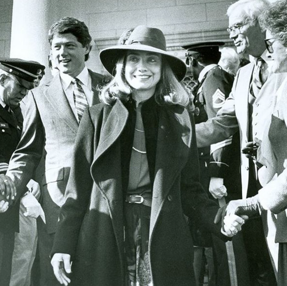 Frauenpower: Mrs. Clinton im trendigen Wollmantel mit Reverskragen und Oversize-Hut Anfang der 80er Jahre. (Bild: Instagram/hillaryclinton)