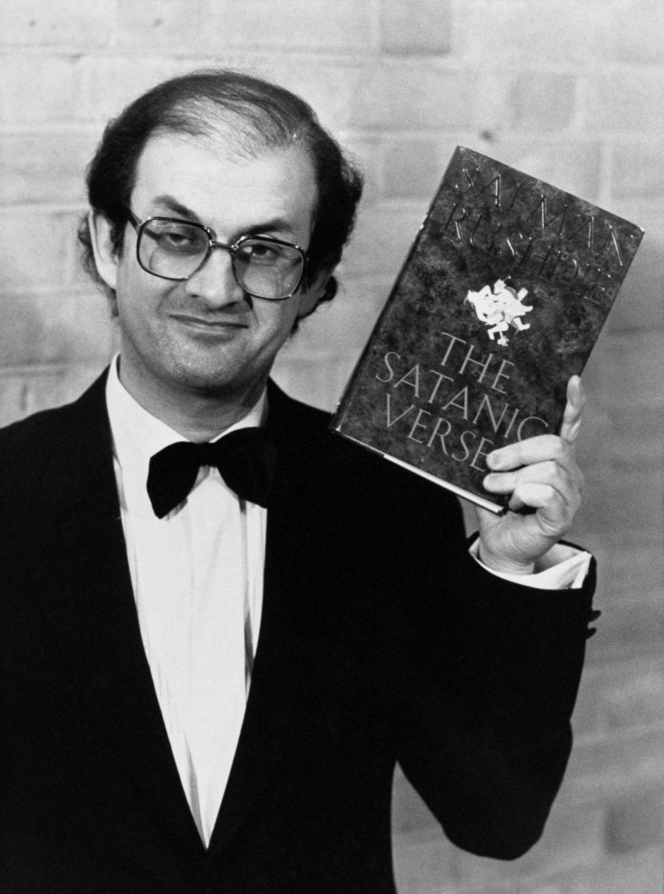 Salman Rushdie posa en 1989 con su libro. 'Los versos satánicos'. (Photo by Adam Butler - PA Images/PA Images via Getty Images).