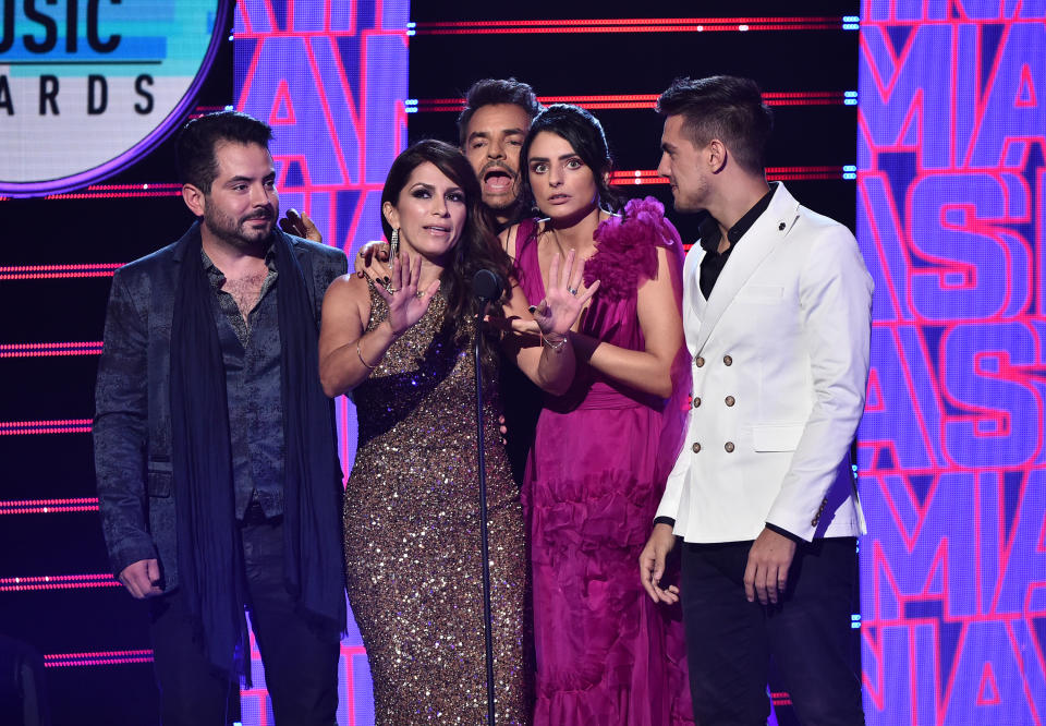 La familia Derbez: José Eduardo, Alessandra Rosaldo, Eugenio Derbez, Aislinn y Vadhir (de izquierda a derecha) en 2019 (Getty Images)
