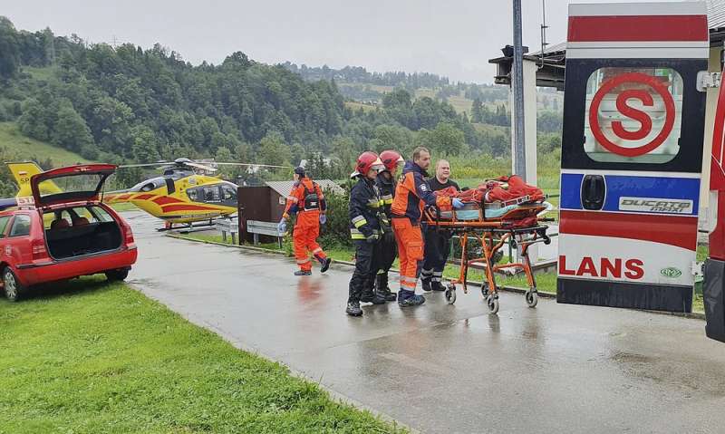 波蘭旅遊勝地塔特拉山脈22日遭雷擊，造成5人死亡、上百人輕重傷。（AP）