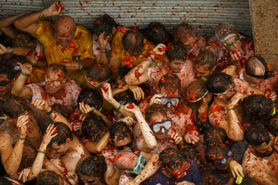 <p>Revellers enjoy the atmosphere in tomato pulp while participating the annual Tomatina festival on Aug. 30, 2017 in Bunol, Spain. (Photo: Pablo Blazquez Dominguez/Getty Images) </p>