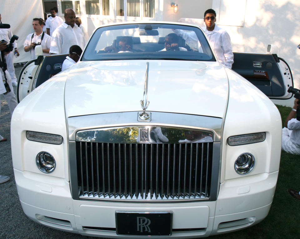 Um Rolls-Royce branco em uma festa em Combs.