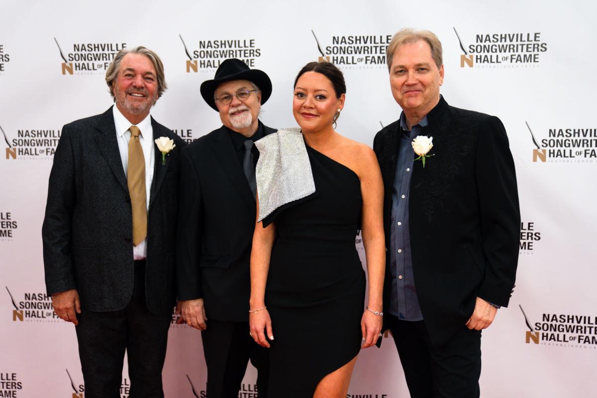 Nashville Songwriters Hall Of Fame Inducts Shania Twain Steve Wariner More Yahoo Sports 