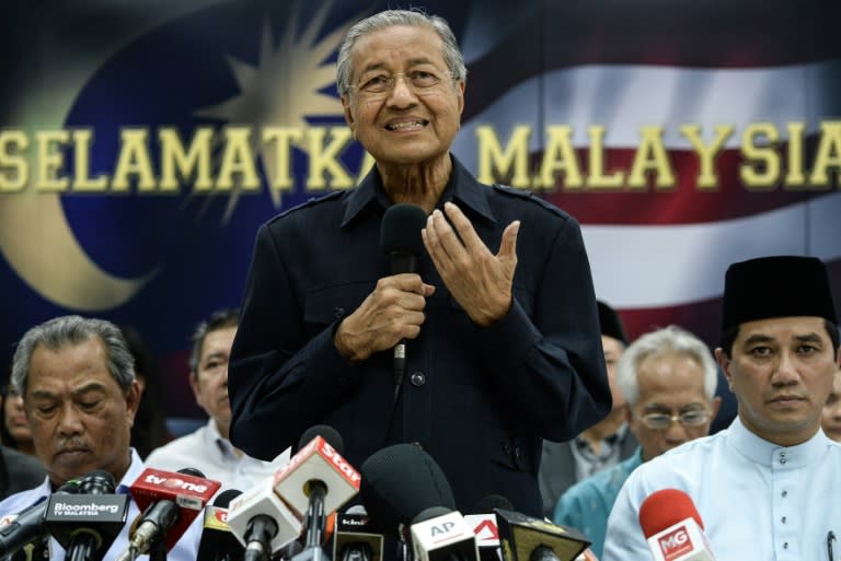 Former Malaysian prime minister Mahathir Mohamad (C) speaks during a press conference with members of the opposition party in Kuala Lumpur on March 4, 2016