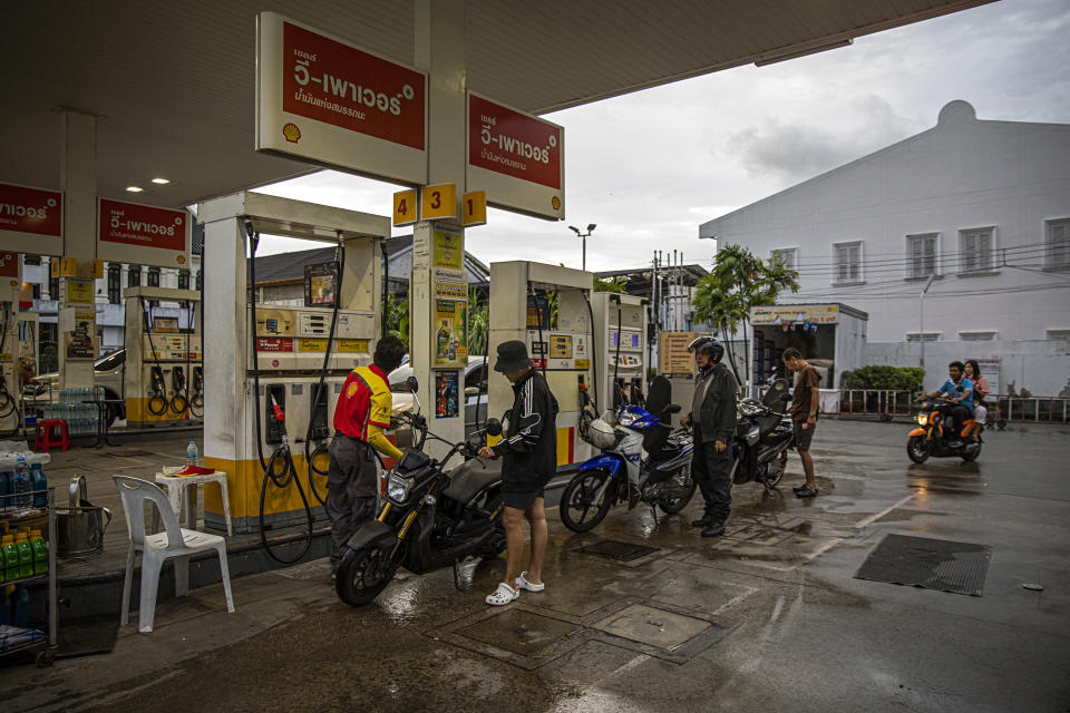 Una gasolinera en Phuket, Tailandia. Los crecientes precios del combustible y los alimentos ya habían causado una crisis en los países en desarrollo, y las medidas de la Reserva Federal y otros bancos centrales ahora se suman a la presión. (Lauren DeCicca/The New York Times).