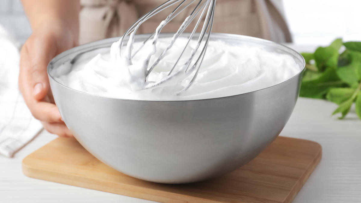 Balloon Whisk - Definition and Cooking Information 