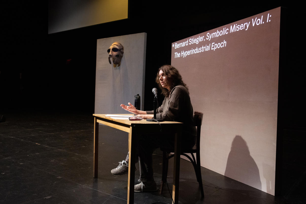 Annie Dorsen en el espectáculo centrado en la inteligencia artificial “Prometheus Firebringer”, que se presenta en Polonsky Shakespeare Center en Brooklyn, el 14 de septiembre de 2023. (Sara Krulwich/The New York Times)