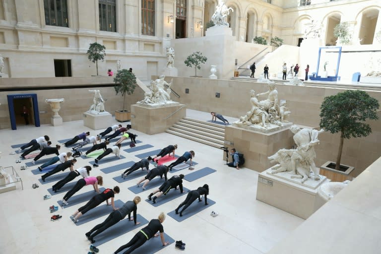 "Les visites sportives" au Louvre par l'artiste et chorégraphe Mehdi Kerkouche au musée du Louvre à Paris le 23 avril 2024 (Thomas SAMSON)