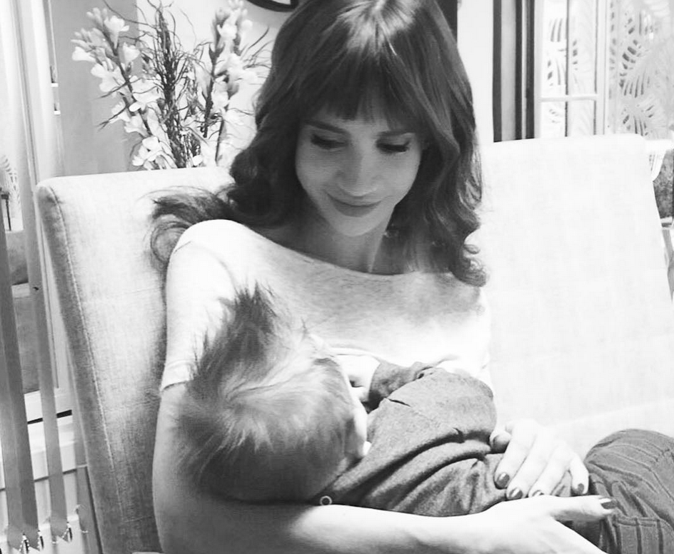 Celeste Cid amamantando a su hijo Antón, de once meses. Foto: Instagram/mcelestia