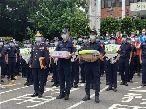 車隊尚未抵達前，樹林分局長就帶著100位同仁列隊等候。（圖／記者陳啟明攝）