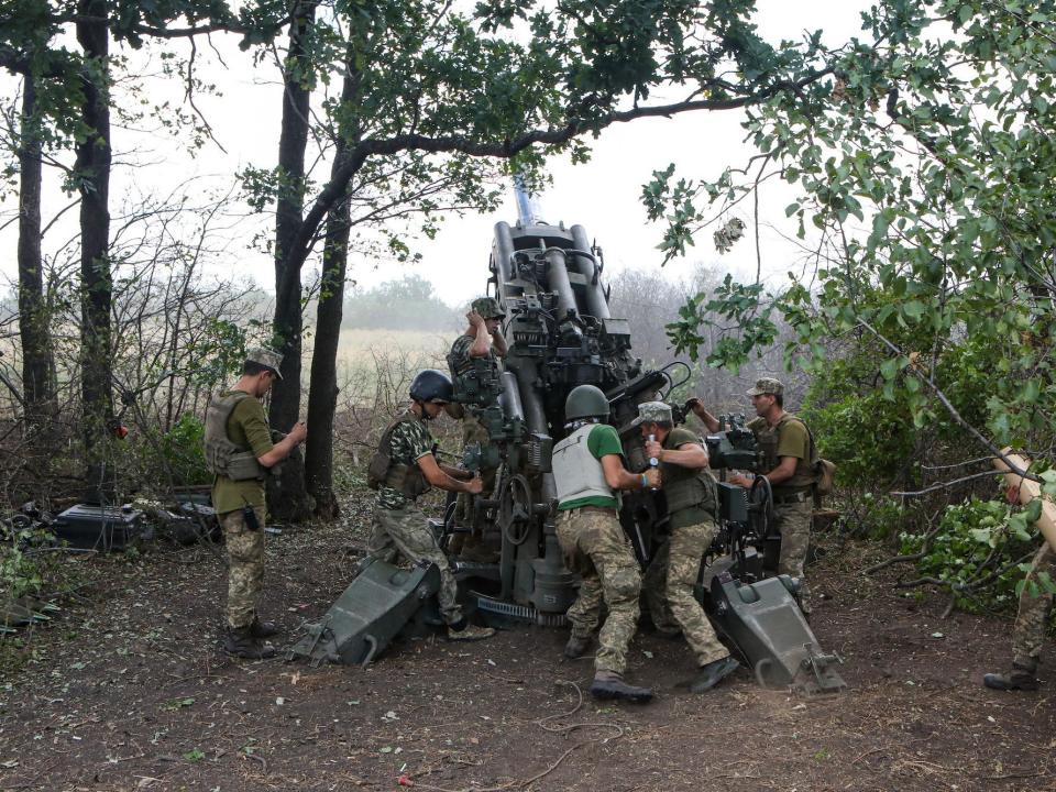 Ukraine troops fire M777 howitzer in Kharkiv